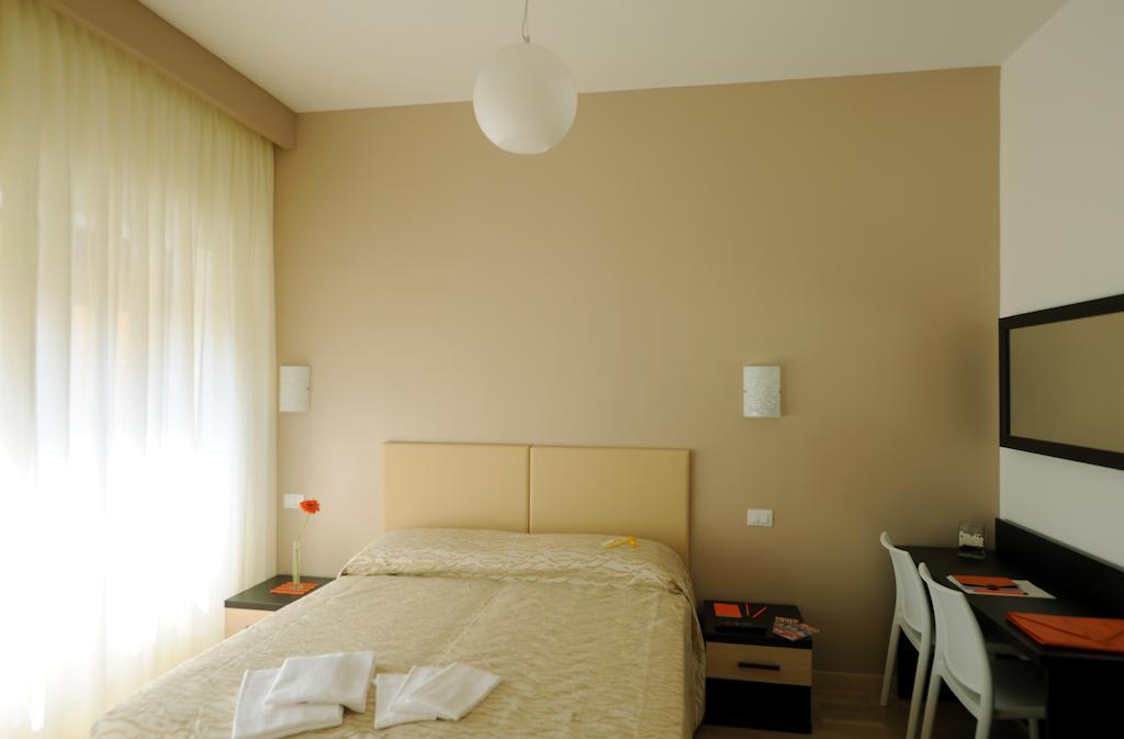 Honey Rooms Rome Room photo